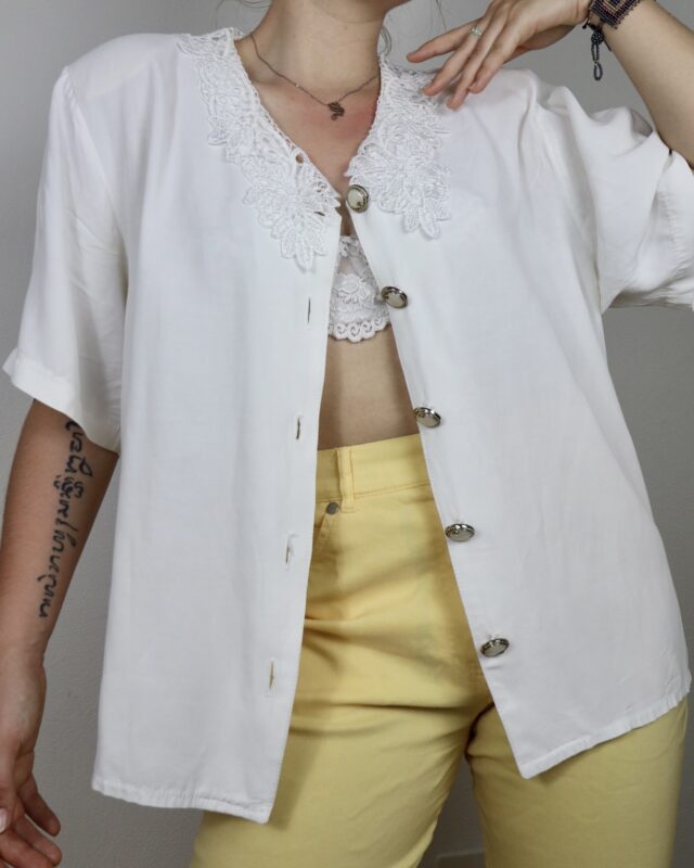 vintage white romantic blouse with lace collar and golden buttons size s-m