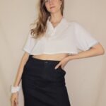 Upcycling-Oberteil aus gekürztem Männerhemd – inkl. passendem Scrunchie aus Reststoff. Nachhaltig, handgemacht & einzigartig.