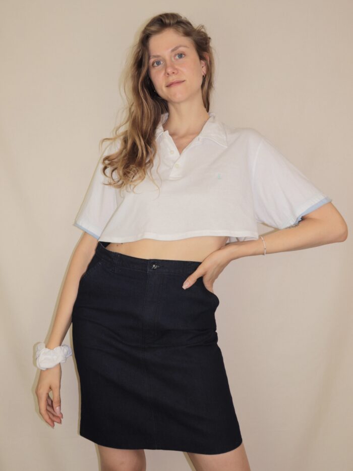 Upcycling-Oberteil aus gekürztem Männerhemd – inkl. passendem Scrunchie aus Reststoff. Nachhaltig, handgemacht & einzigartig.