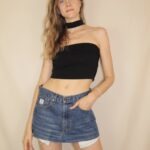 Nachhaltiger Minirock aus upgecycelter Levi’s Jeans – handgemachtes Unikat aus Denim mit sichtbaren Nähten und modernem Schnitt.