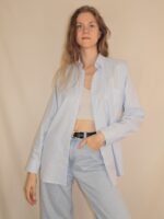 Nachhaltiges Damen-Oberteil upgecycelt aus einem Männerhemd – handgemacht, sommerlich & einzigartig.