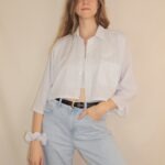 Nachhaltiges Damen-Oberteil aus gekürztem Männerhemd mit passendem Scrunchie aus Reststoff – handgemacht, sommerlich & einzigartig.