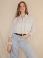 Nachhaltiges Damen-Oberteil aus gekürztem Männerhemd mit passendem Scrunchie aus Reststoff – handgemacht, sommerlich & einzigartig.