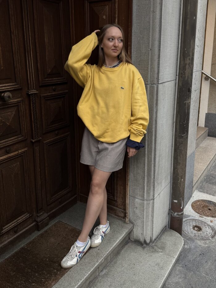 Gelber Vintage Lacoste Pullover mit Krokodil-Logo – nachhaltige Second-Hand Mode