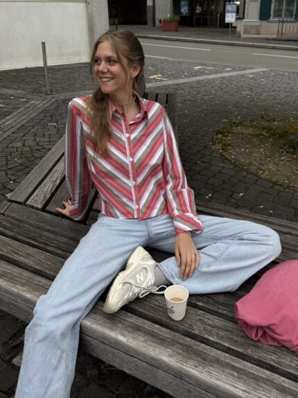Gestreiftes Hemd in Trendfarben, gekürzt mit passendem Scrunchie aus Reststoff