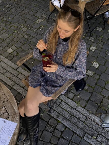 Upcycling-Zweiteiler aus einem alten Männerhemd mit auffälligem Muster in Herbsttrendfarben – Top und Rock