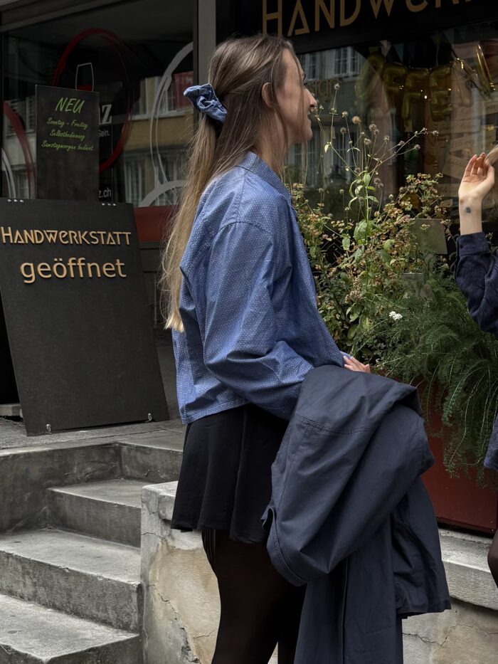 Upcycelt Shirt mit Scrunchie | M-L – Bild 3