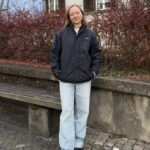 Blondine trägt Vintage Reebok Jacke