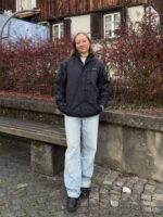 Blondine trägt Vintage Reebok Jacke