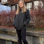 Blondine trägt Vintage Reebok Jacke