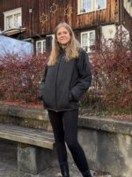 Blondine trägt Vintage Reebok Jacke