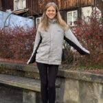 Blondine trägt Vintage Reebok Winterjacke in grau