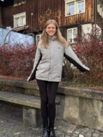 Blondine trägt Vintage Reebok Winterjacke in grau