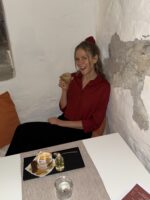 Upcycelte weinrote Bluse mit passendem Scrunchie – nachhaltig, festlich und handgefertigt