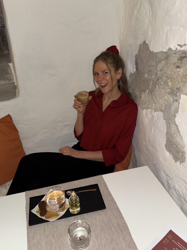 Upcycelte weinrote Bluse mit passendem Scrunchie – nachhaltig, festlich und handgefertigt