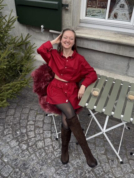 Upcycling Zweiteiler Set aus Vintage Hemd – Rock und Shirt in Dunkelrot, Trendfarbe für den Winter