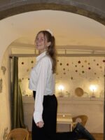 Upcycelt Tommy Hilfiger Vintage Bluse mit Scrunchie | M-L – Bild 3