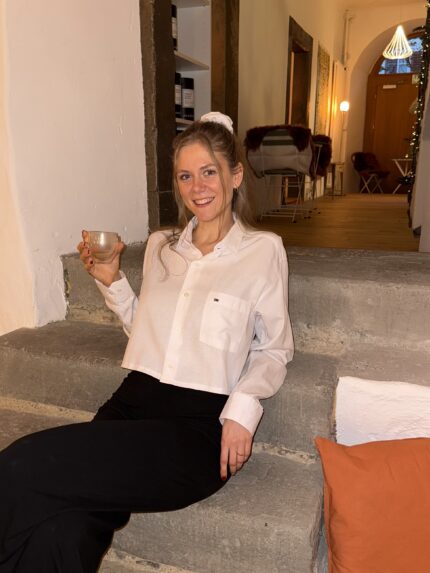 Upcycelte Tommy Hilfiger weisse Bluse mit passendem Scrunchie – nachhaltig, festlich und handgefertigt