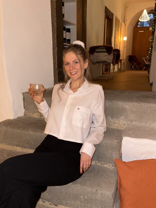 Upcycelte Tommy Hilfiger weisse Bluse mit passendem Scrunchie – nachhaltig, festlich und handgefertigt