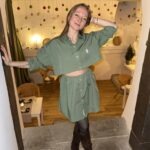 Diese upcycelte Bluse in edlem grün ist ein echtes Unikat. Gekürzt und neu interpretiert, ergänzt durch einen passenden Scrunchie aus Reststoff – nachhaltig, stilvoll und perfekt für festliche Momente in der Weihnachtszeit.