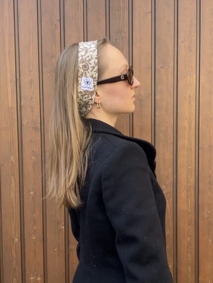 Handgenähtes Stirnband aus hochwertigem Stoff mit bequemem Sitz und zeitlosem Design