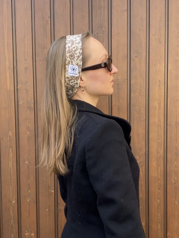 Handgenähtes Stirnband aus hochwertigem Stoff mit bequemem Sitz und zeitlosem Design