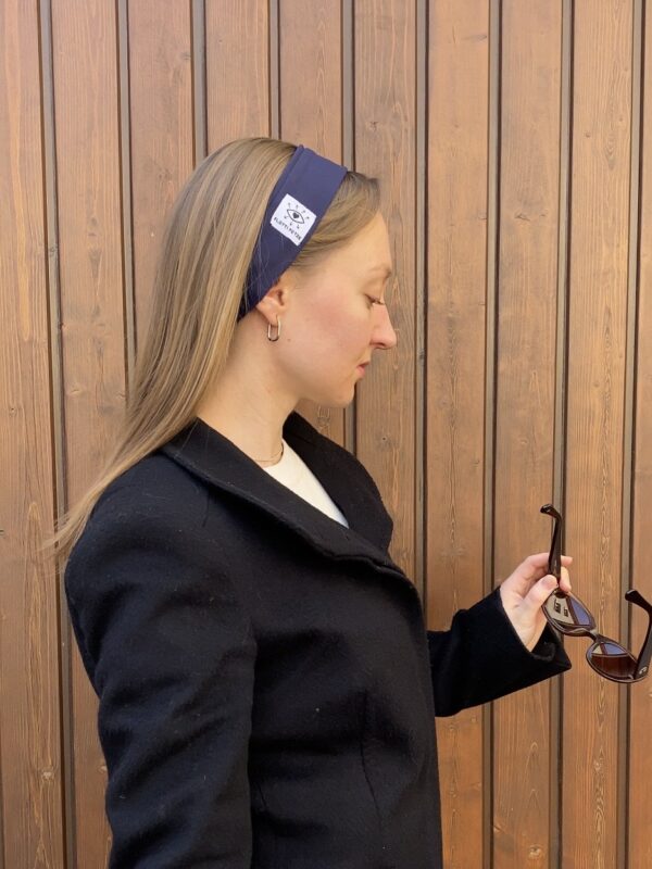 Handgenähtes Stirnband aus hochwertigem Stoff mit bequemem Sitz und zeitlosem Design