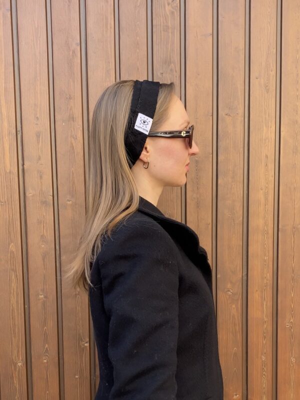 Handgenähtes Stirnband aus hochwertigem Stoff mit bequemem Sitz und zeitlosem Design