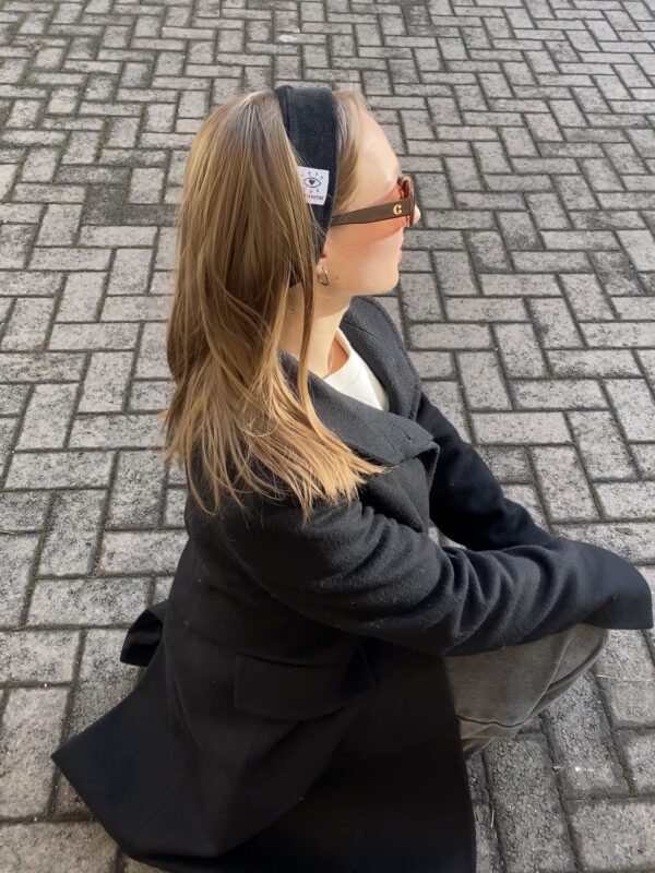 Handgenähtes Stirnband aus hochwertigem Stoff mit bequemem Sitz und zeitlosem Design