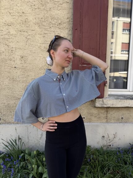 Upcyceltes, gekürztes Hemd mit passendem Scrunchie aus gleichem Stoff, nachhaltige Mode