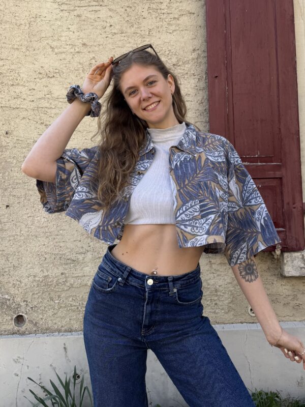 Upcyceltes, gekürztes Hemd mit passendem Scrunchie aus gleichem Stoff, nachhaltige Mode