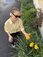 Upcyceltes, gekürztes Hemd mit passendem Scrunchie aus gleichem Stoff, nachhaltige Mode