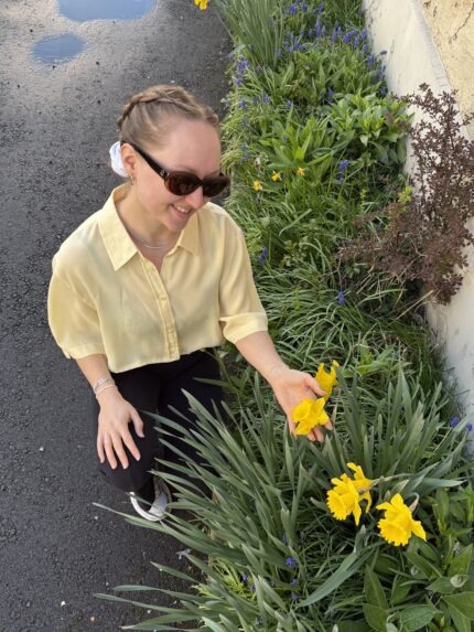 Upcyceltes, gekürztes Hemd mit passendem Scrunchie aus gleichem Stoff, nachhaltige Mode