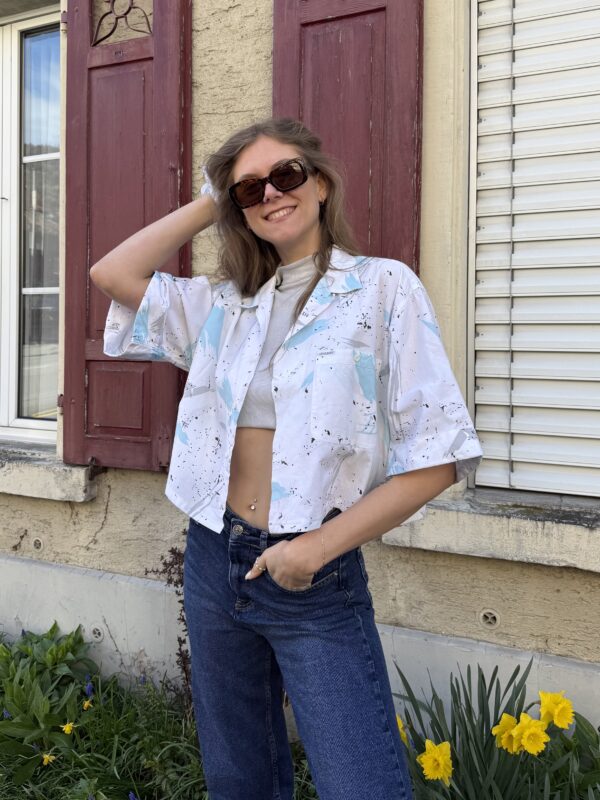 Upcyceltes, gekürztes Hemd mit passendem Scrunchie aus gleichem Stoff, nachhaltige Mode