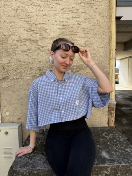 Upcyceltes, gekürztes Hemd mit passendem Scrunchie aus gleichem Stoff, nachhaltige Mode