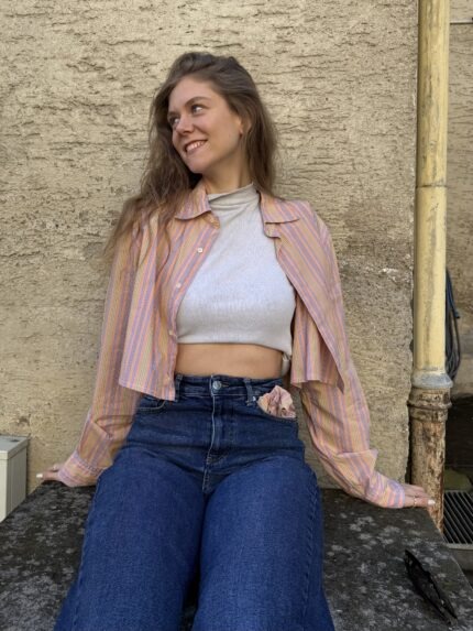 Upcyceltes, gekürztes Hemd mit passendem Scrunchie aus gleichem Stoff, nachhaltige Mode