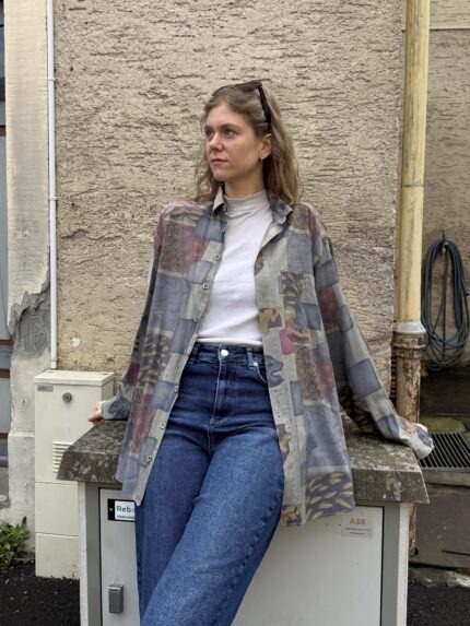 Vintage Hemd mit auffälligem, buntem Muster im extravaganten Retro-Stil