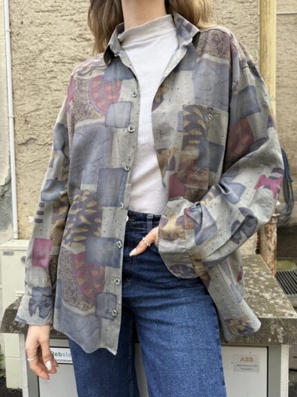 Vintage Hemd mit auffälligem, buntem Muster im extravaganten Retro-Stil