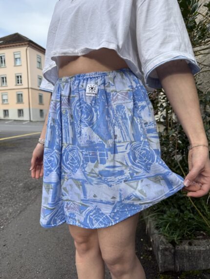 Upcycelter Rock aus einem Hemd gefertigt, mit sichtbaren Knopfleisten-Details