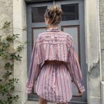 Nachhaltiges Upcycling-Set aus einem Vintage-Hemd: gekürztes Oberteil und passender Rock. Perfekt für deinen individuellen Look!