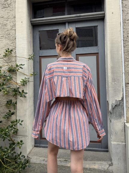Nachhaltiges Upcycling-Set aus einem Vintage-Hemd: gekürztes Oberteil und passender Rock. Perfekt für deinen individuellen Look!