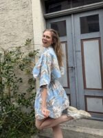 Nachhaltiges Upcycling-Set aus einem Vintage-Hemd: gekürztes Oberteil und passender Rock. Perfekt für deinen individuellen Look!
