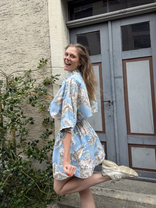 Nachhaltiges Upcycling-Set aus einem Vintage-Hemd: gekürztes Oberteil und passender Rock. Perfekt für deinen individuellen Look!