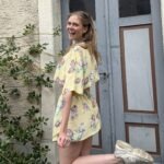 Nachhaltiges Upcycling-Set aus einem Vintage-Hemd: gekürztes Oberteil und passender Rock. Perfekt für deinen individuellen Look!