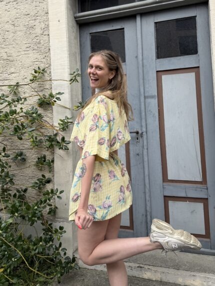 Nachhaltiges Upcycling-Set aus einem Vintage-Hemd: gekürztes Oberteil und passender Rock. Perfekt für deinen individuellen Look!