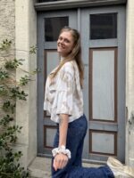 Upcycelt Vintage Bluse mit Scrunchie | M-L – Bild 3