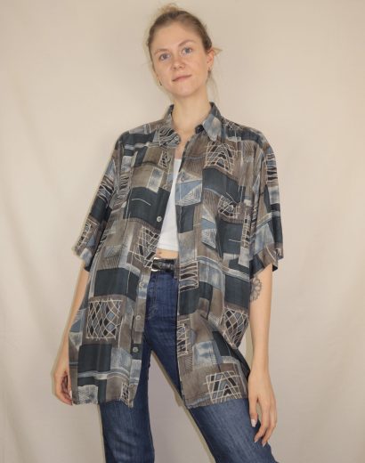 Auffälliges Seiden Vintage-Hemd mit wilden Mustern – ein echtes Statement-Piece aus dem Flotti-Fetze-Shop.