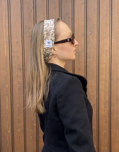 Handgenähtes Stirnband aus hochwertigem Stoff mit bequemem Sitz und zeitlosem Design